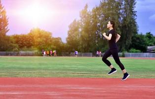 Sportfrauen, die Sport treiben oder joggen foto