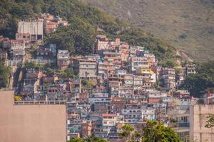 Cantagalo-Hügel gesehen vom Strand Arpoador in Rio de Janeiro, Brasilien.