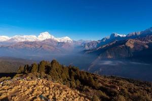 Naturansicht des Himalaya-Gebirges am Aussichtspunkt Poon Hill, Nepal. Poon Hill ist der berühmte Aussichtspunkt im Dorf Gorepani, um den wunderschönen Sonnenaufgang über dem Annapurna-Gebirge in Nepal zu sehen foto