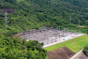 Kraftwerk mit elektrischem Übergangsleitungssystem im Berggebiet foto