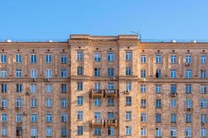 schöne Außenarchitektur mit klarem Himmel des alten klassischen Gebäudes in Europa foto