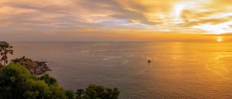 Sonnenuntergangsszene am Phromthep Cape der beste Aussichtspunkt für den Natursonnenuntergang in Phuket, Thailand?