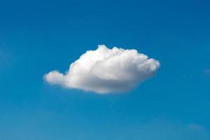schöne Wolkenlandschaft der Natur einzelne weiße Wolke auf blauem Himmelshintergrund tagsüber foto