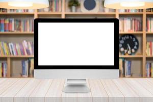 Intelligenter moderner PC mit weißem, leerem Bildschirm auf Holztisch. Elegantes Design mit Kopienraum für die Platzierung Ihres Produkts und Mock-up foto