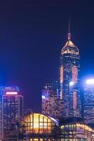 hong kong innenstadt der berühmte stadtbild blick auf die skyline von hongkong während der dämmerung von der kowloon-seite in hongkong. foto