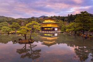 Kinkakuji-Tempel der Tempel des goldenen Pavillons ein buddhistischer Tempel in Kyoto, Japan foto