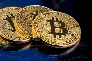 Bitcoins auf Investitionsgeld bewegendes Diagramm im background.conceptual Design für Technologie der Kryptowährung und Blockchain.