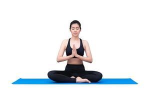 gesunde Frau, die Yoga ausübt, isoliert mit Beschneidungspfad auf weißem background.photo Design für Fitness sportliche Frau und Gesundheitskonzept. foto