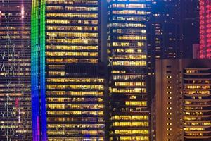 Nahaufnahme farbenfroher, moderner Hochhaus-Blick aus der Kowloon in der Nacht in Hongkong.