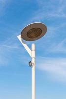 LED-Beleuchtungsmast neue Technologie des Beleuchtungssystems mit blauem Himmel auf dem Straßengehweg im Freien.