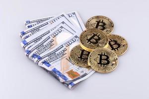 Bitcoin, das auf US-Dollar-Bankhintergrund setzt. konzeptionelles Design für Technologie der Kryptowährung und Geldanlage. foto
