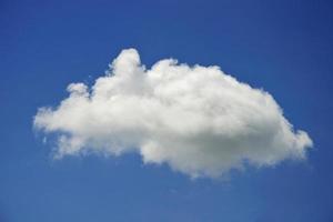 schöne Wolkenlandschaft der Natur einzelne weiße Wolke nur eine auf blauem Himmelshintergrund tagsüber foto