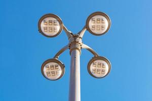 LED-Beleuchtungsmast neue Technologie des Beleuchtungssystems mit blauem Himmel auf dem Straßengehweg im Freien. foto