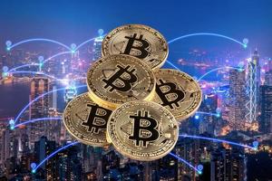 Bitcoin-Handel mit Smart City-Kommunikationsnetzwerk und Internet der Dinge für Kryptowährungs- und Geldanlagekonzept.