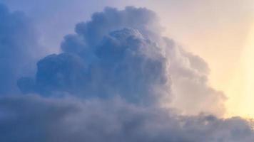 dramatischer Naturhimmel mit Gewitterwolke vor Regenhintergrund foto
