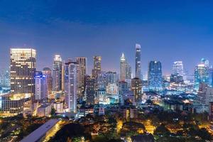 stadtbildansicht des modernen bürogebäudes in der geschäftszone in bangkok, thailand. bangkok ist die hauptstadt von thailand und auch die bevölkerungsreichste stadt in thailand. foto