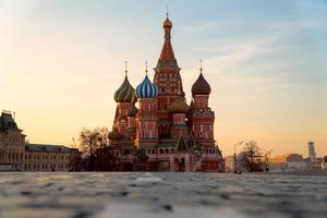 Sankt-Basilikum-Kathedrale am Roten Platz bei Sonnenaufgang in Moskau in Russland