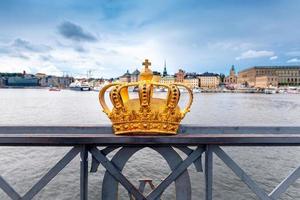 vergoldete krone in der mitte der skeppsholmen brücke in stockholm, schweden foto