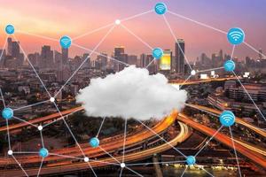Smart City mit WLAN-Verbindung und Cloud-Computing-Technologie für globale Geschäftsverbindungen. Fotodesign für Smart City und Internet of Things-Konzept. foto