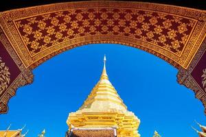 Wat Phra That Doi Suthep mit blauem Himmel in Chiang Mai. der attraktive aussichtspunkt für touristen und wahrzeichen von chiang mai, thailand