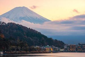 schöne natürliche landschaftsansicht des berges fuji bei kawaguchiko während des sonnenuntergangs in der herbstsaison in japan. Mount Fuji ist ein besonderer Ort von landschaftlicher Schönheit und eine der historischen Stätten Japans foto