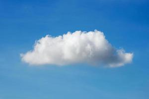 einzelne weiße wolke der natur auf blauem himmelshintergrund tagsüber, foto der naturwolke für freiheit und naturkonzept.
