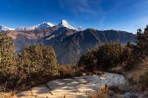 Wanderweg zum Aussichtspunkt Poon Hill in Nepal. Poon Hill ist der berühmte Aussichtspunkt im Dorf Gorepani, um den wunderschönen Sonnenaufgang über dem Annapurna-Gebirge in Nepal zu sehen foto