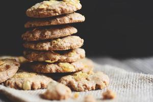 Cookies Chocolate Chip auf dem Sacktisch Hintergrund, Nahaufnahme Cookie Cornflakes foto