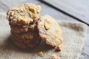 Cookies Chocolate Chip auf dem Sacktisch Hintergrund, Nahaufnahme Cookie Cornflakes foto