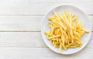 leckere Kartoffelpommes für Essen oder Snacks - frische Pommes Frites auf weißem Teller leckere italienische hausgemachte Zutaten foto