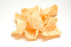 Garnelen-Cracker-Chips isoliert auf weißem Hintergrund - hausgemachte knusprige Garnelen-Cracker oder Garnelen-Knusperreis traditioneller Snack foto