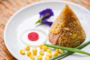 gebratener Reismais auf weißem Teller asiatisches Essen in thailändisch