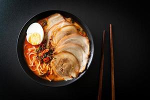 Ramen-Nudeln pikante Tomyum-Suppe mit Schweinebraten foto