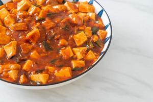 Mapo Tofu - das traditionelle Sichuan-Gericht aus Seidentofu und Rinderhackfleisch, gefüllt mit Mala-Geschmack aus Chiliöl und Sichuan-Pfefferkörnern. foto