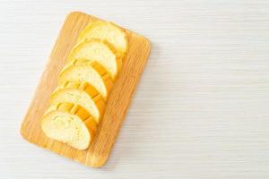 Kartoffelbrot auf Holzbrett geschnitten foto