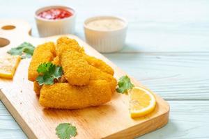 gebratene Fischstäbchen oder Pommes frites foto