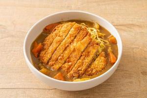 Curry-Ramen-Nudeln mit Tonkatsu gebratenem Schweinekotelett foto