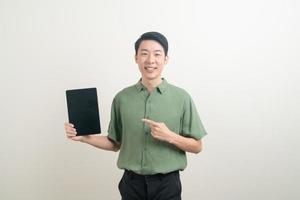 junger asiatischer Mann mit Tablet foto