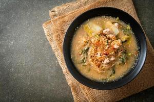 Sukiyaki-Suppe mit Schweinefleisch nach thailändischer Art foto