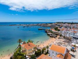 drohne luftaufnahme von praia da rainha und dem historischen stadtzentrum von cascais, portugal foto