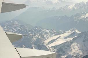 luftaufnahme der schweizer alpen aus dreihundertfünfhundert fuß über foto