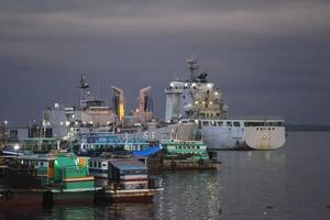 Militärschiff am Marinedock foto