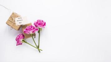 Rosen mit Geschenken alles Gute zum Muttertag Inschrift foto