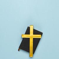 Draufsicht Bibel mit Holzkreuz