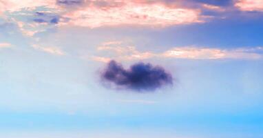 Himmel schöne blaue Wolke weißer Himmel blau schönes Sonnenlicht mit Himmelshintergrund, Morgenhimmel über dem Himmel. foto