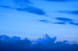 Himmel schöne blaue Wolke weißer Himmel blau schönes Sonnenlicht mit Himmelshintergrund, Morgenhimmel über dem Himmel. foto