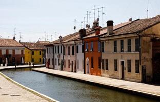 farbige Gebäude der mittelalterlichen Lagune von Comacchio. Comacchio ist auch als das kleine Venedig Italiens bekannt foto