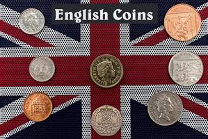 englische Münzen auf britischem Flaggenhintergrund. Konzept des Sammelns britischer Münzen. foto