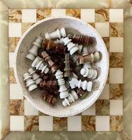 Antikes Schachbrett und Figuren aus Carrara-Marmor. Italien. Marmor-Brettspiel. Ansicht von oben foto