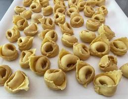 rohe italienische Tortellini auf Tablett. traditionelle italienische Pasta. foto